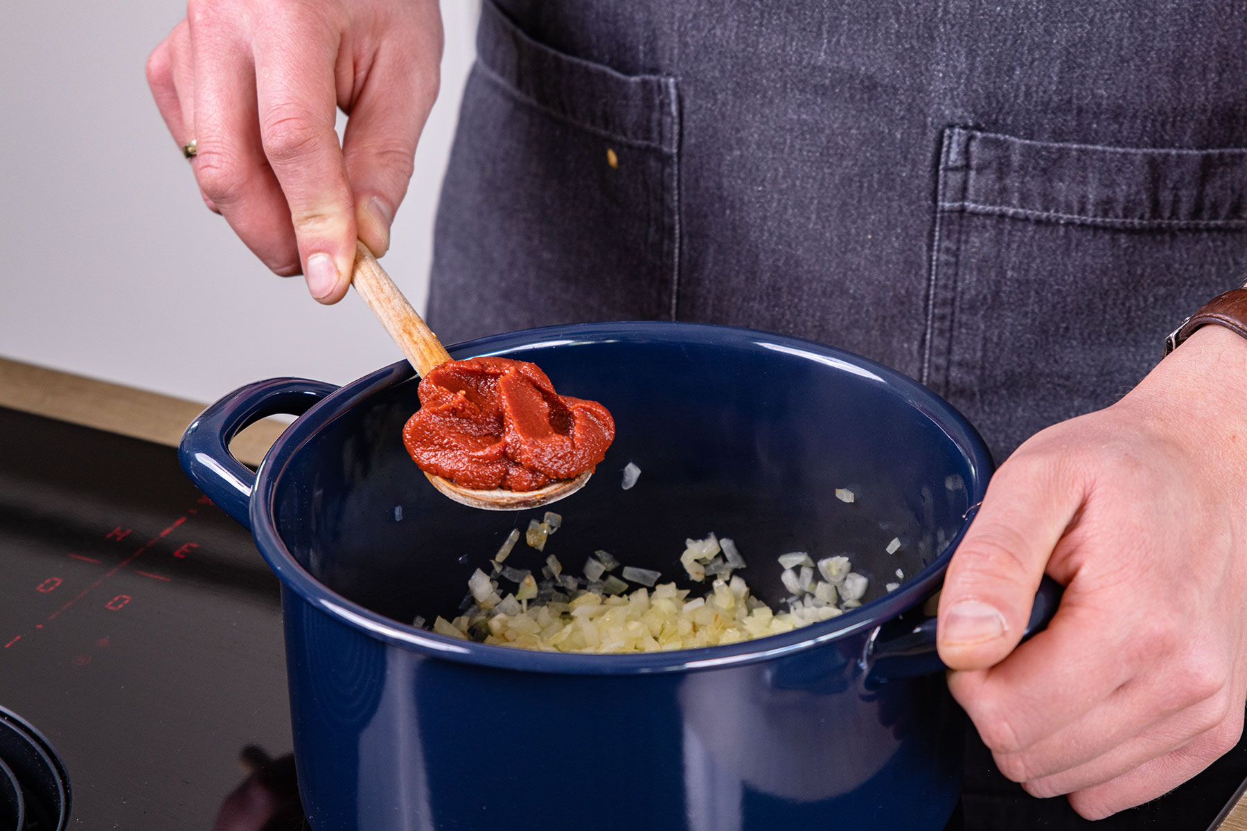 Tomatenmark dazugeben