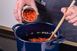 gehackte Tomaten dazugeben