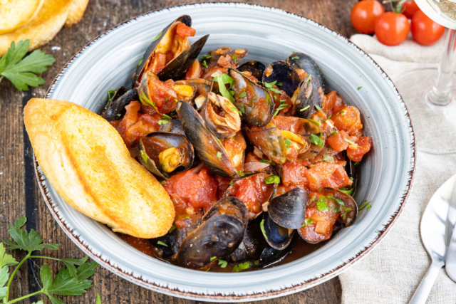 Miesmuscheln in Tomatensoße | Rezept - eat.de