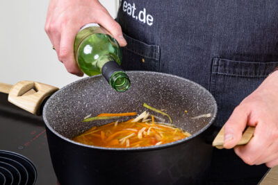 Weißwein dazugießen
