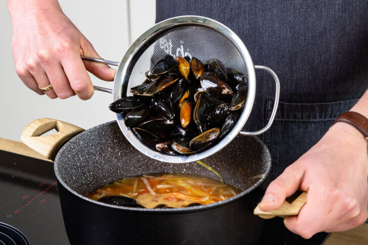 Miesmuscheln dazugeben