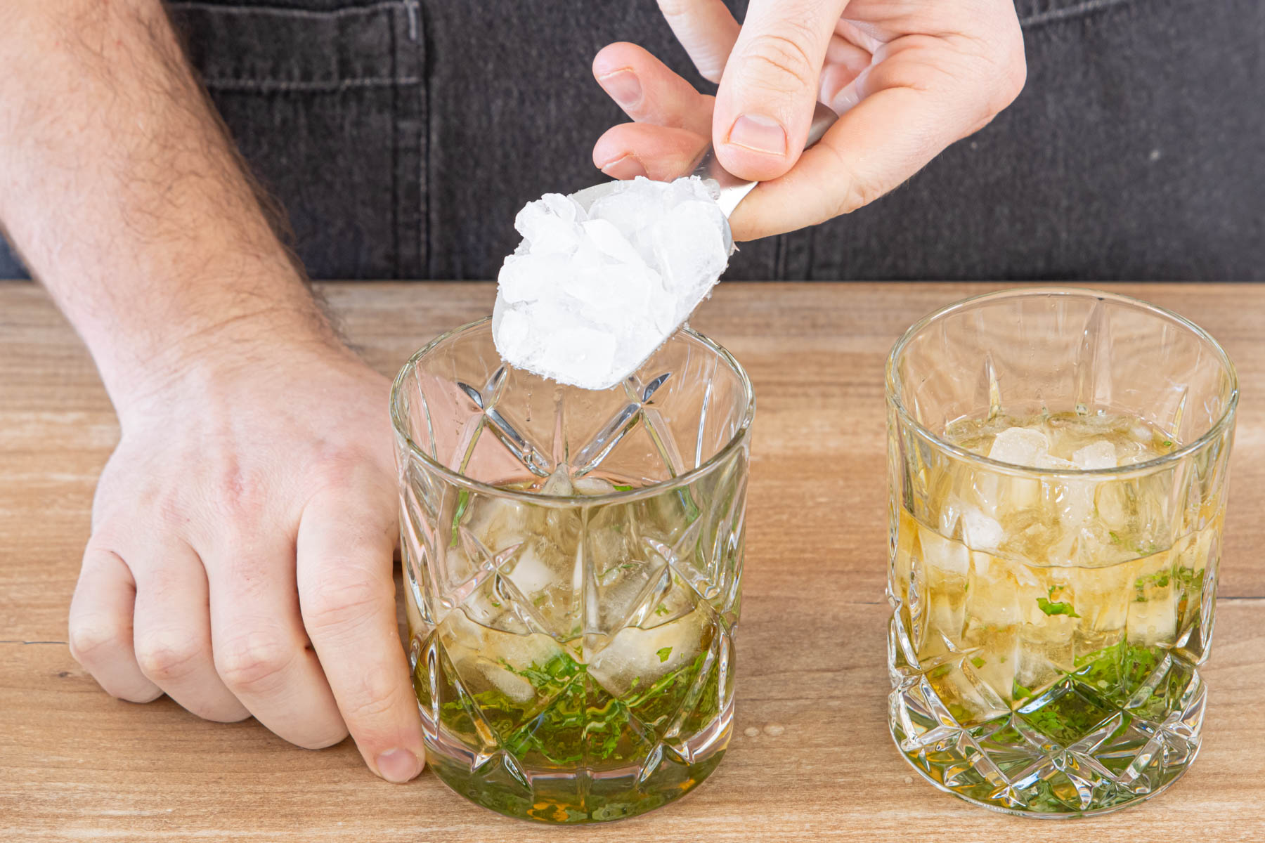 Crushed Ice zum Mint Julep Cocktail geben und umrühren
