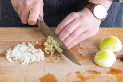 Zwiebeln und Knoblauch fein hacken