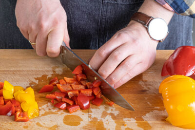 Paprika in Stücke schneiden