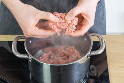 Hackfleisch krümelig anbraten