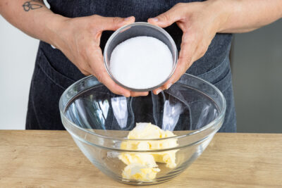 Zucker zu Butter geben