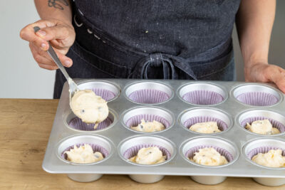 Muffinteig in Förmchen füllen