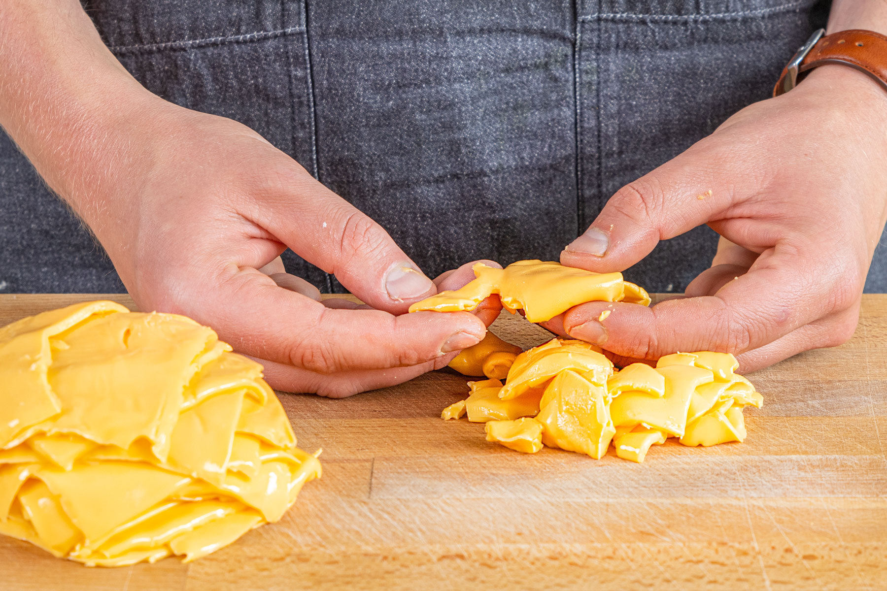 Käse für Nacho-Käse-Dip wie im Kino rupfen