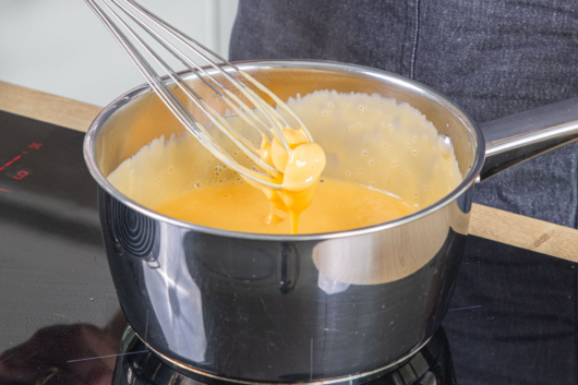 Nacho-Käse-Dip verrühren