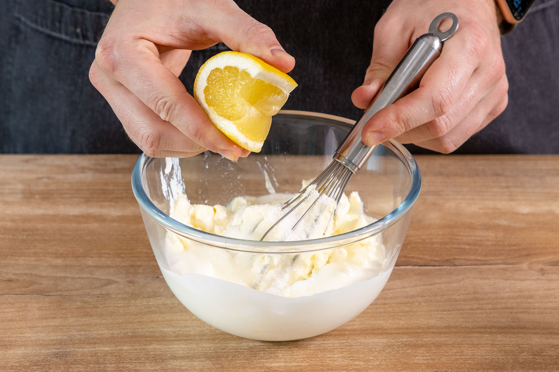 Zitronensaft zur Mascarpone-Creme geben