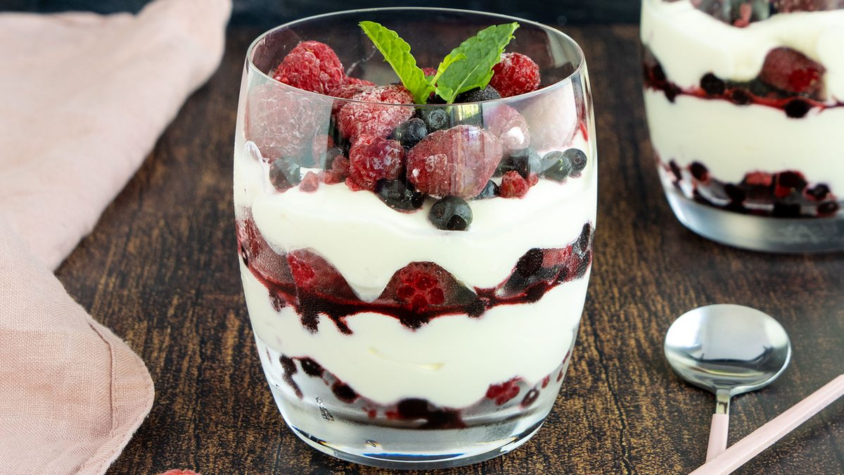 Nachtisch mit Mascarpone und gefrorenen Früchten