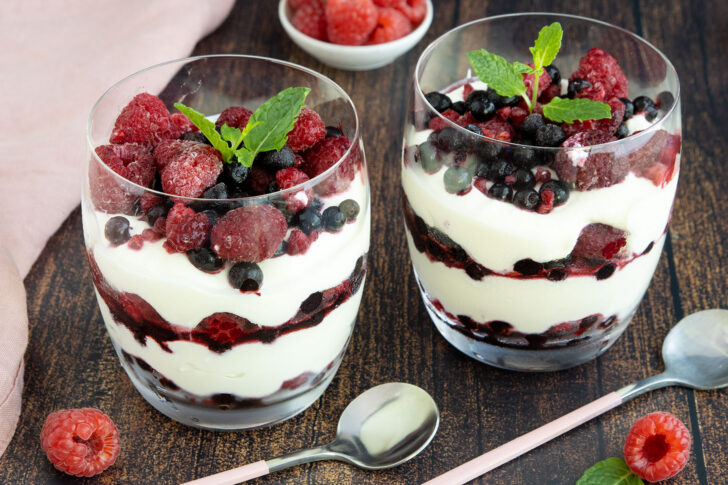Nachtisch mit Mascarpone und gefrorenen Früchten