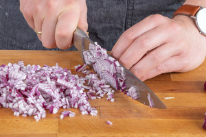 Zwiebel fein würfeln