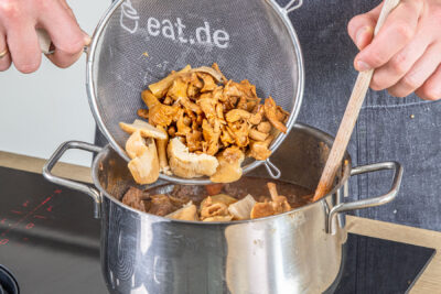 Pilze in den Topf geben