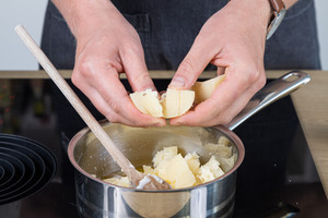 Harzer Käse in den Topf bröseln