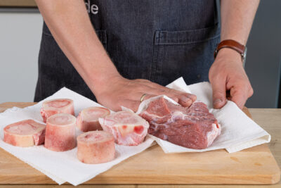 Fleisch und Knochen abtupfen