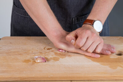 Knoblauch andrücken