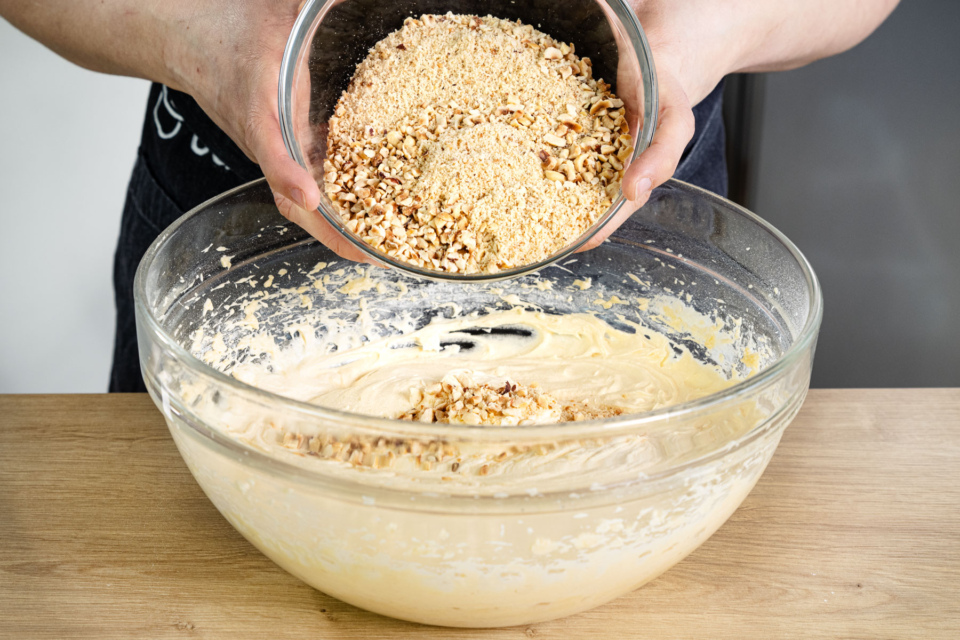 Omas saftiger Haselnusskuchen | Rezept