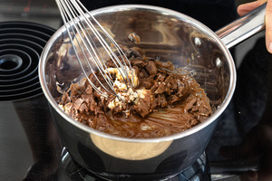 Schokolade mit Butter schmelzen