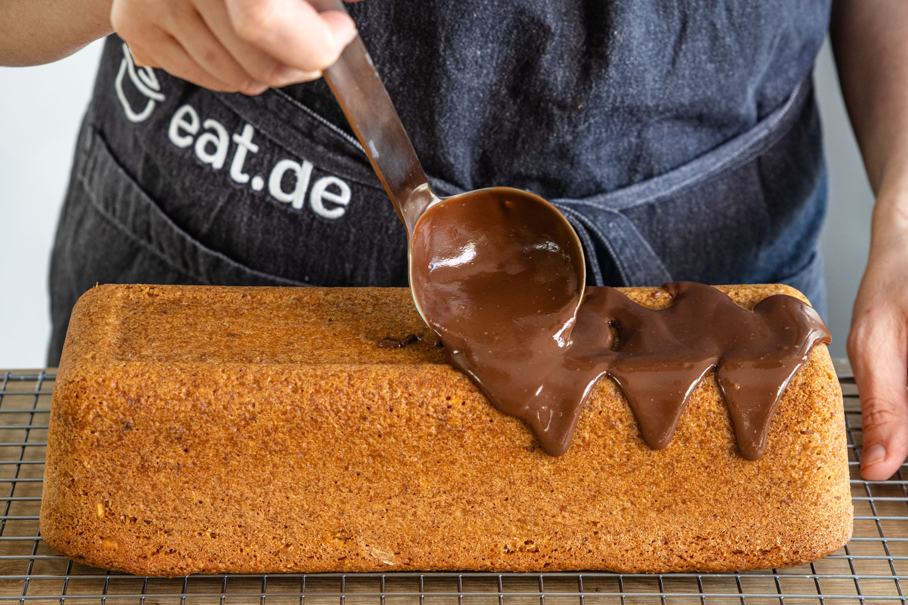 Omas saftigen Haselnusskuchen mit Schokoglasur bestreichen