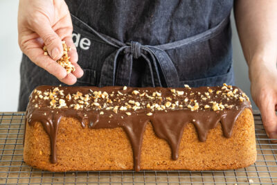 Omas saftiger Haselnusskuchen mit Haselnüssen garnieren