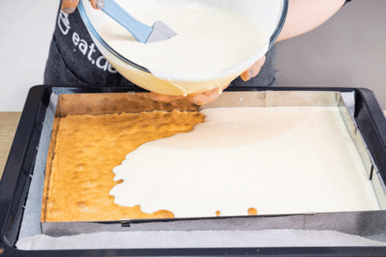 Kuchen mit Schmandcreme bestreichen
