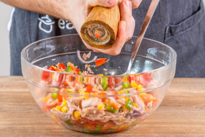Omas weltbesten Thunfischsalat würzen
