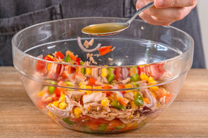 Essig zum Thunfischsalat geben