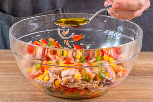 Öl zum Thunfischsalat geben