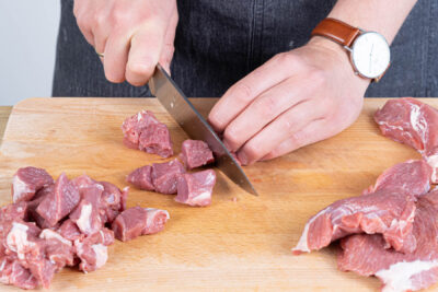 Kalbsfleisch in grobe Würfel schneiden