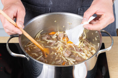 Gewürze in einem Teebeutel in den Eintopf geben und mitkochen