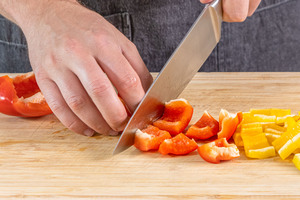 Paprika in mundgerechte Stücke schneiden