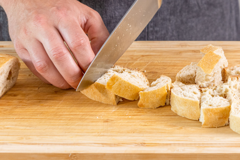 Brot in mundgerechte Stücke schneiden