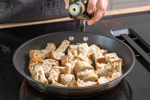 Brot in der Pfanne braten
