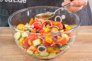 Panzanella würzen