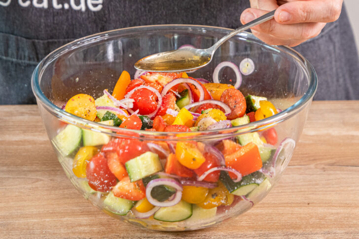 Panzanella würzen