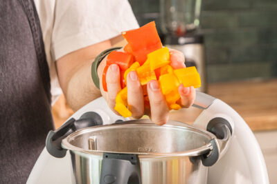 Paprika in den Mixer geben