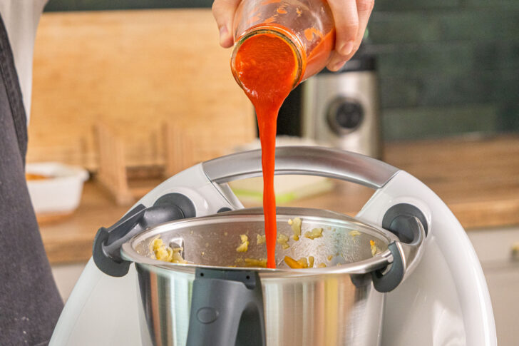 Tomaten in den Thermomix® geben