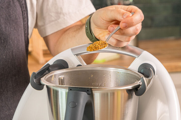 Gewürze in den Thermomix® geben