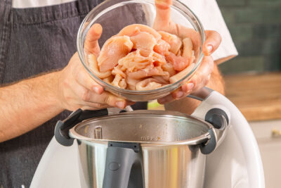 Hähnchen in den Thermomix® geben
