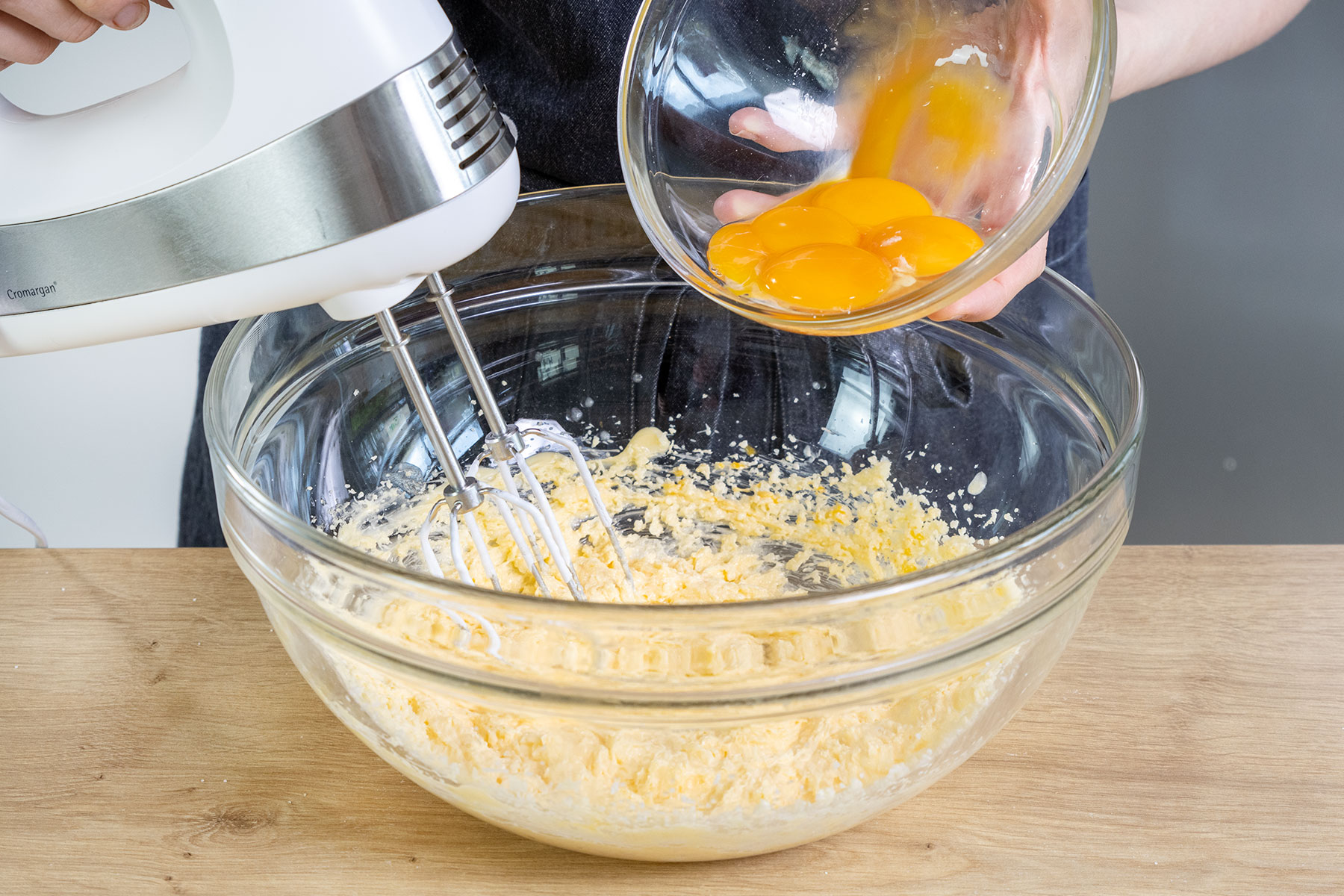 Eigelbe zur Zucker-Butter-Mischung geben