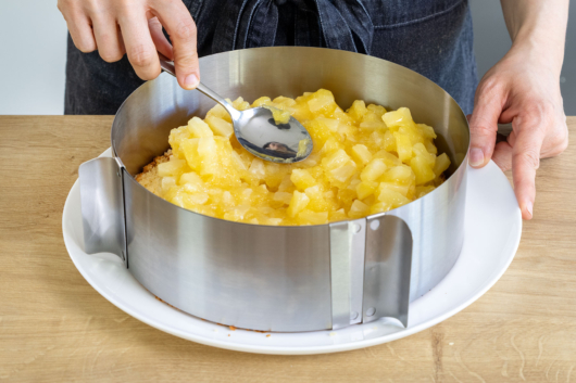 Fruchteinlage auf dem ersten Boden verteilen