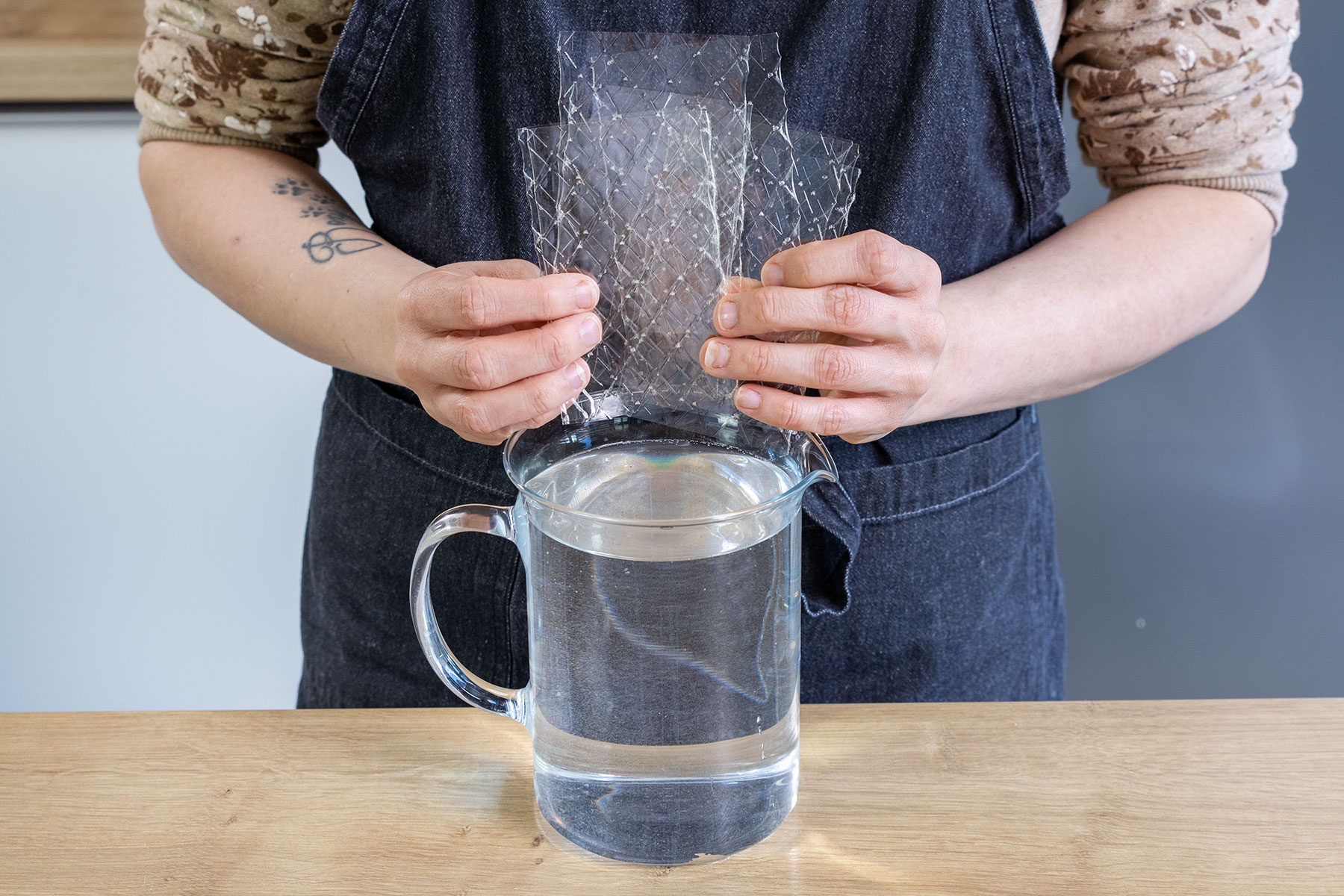 Gelatine ins Wasser geben