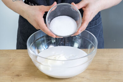 Zucker zur Buttermilch, zum Joghurt und zum Schmand geben