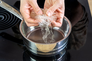 Gelatine in einen Topf geben