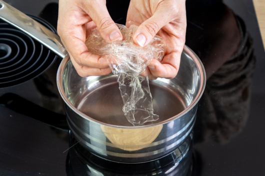 Gelatine in einen Topf geben