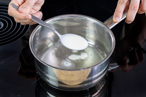 ein Löffel Kokoscreme zur Gelatine geben