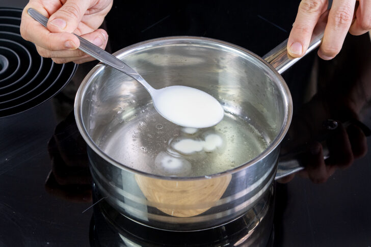 ein Löffel Kokoscreme zur Gelatine geben