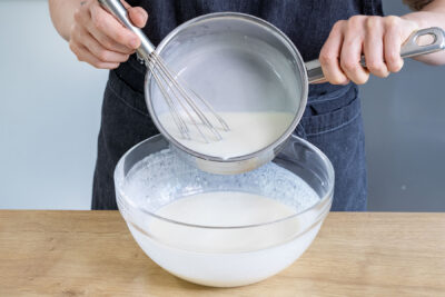 Gelatinemischung zur Kokos-Creme geben