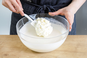Sahne zur Kokos-Creme geben